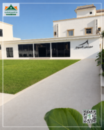 الواجهة الزجاجية لمجلس خارجي عصري متصل بالمبنى ومطل على الحديقة
