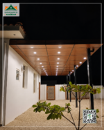إضاءة سبوت لايت LED المدمجة بسقف مظلة الممر الخارجي ليلًا