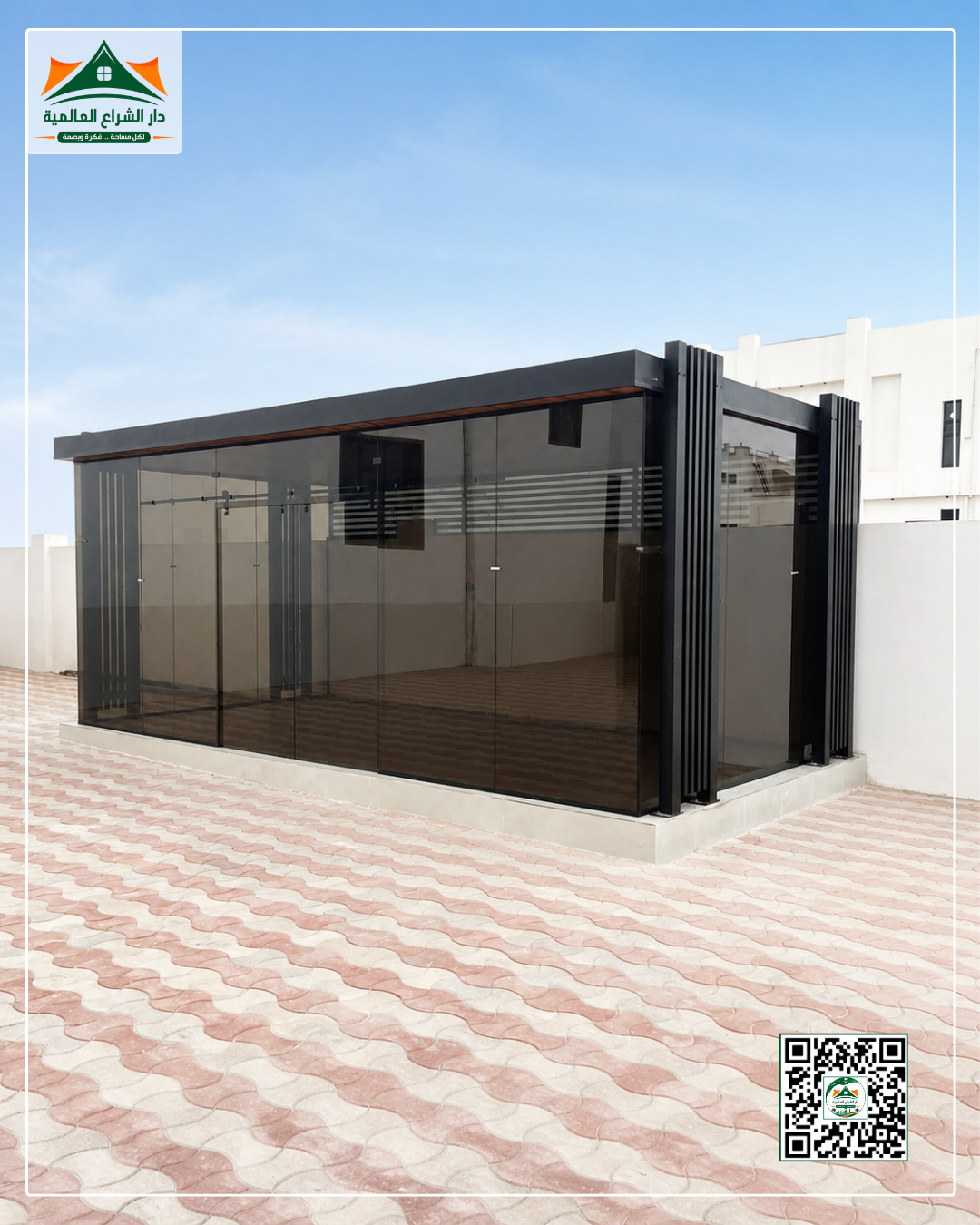 rooftop-glass-seating-two-facades-1.png واجهتان زجاجيتان لجلسة سطح بإطار أسود وأعمدة ديكورية رأسية